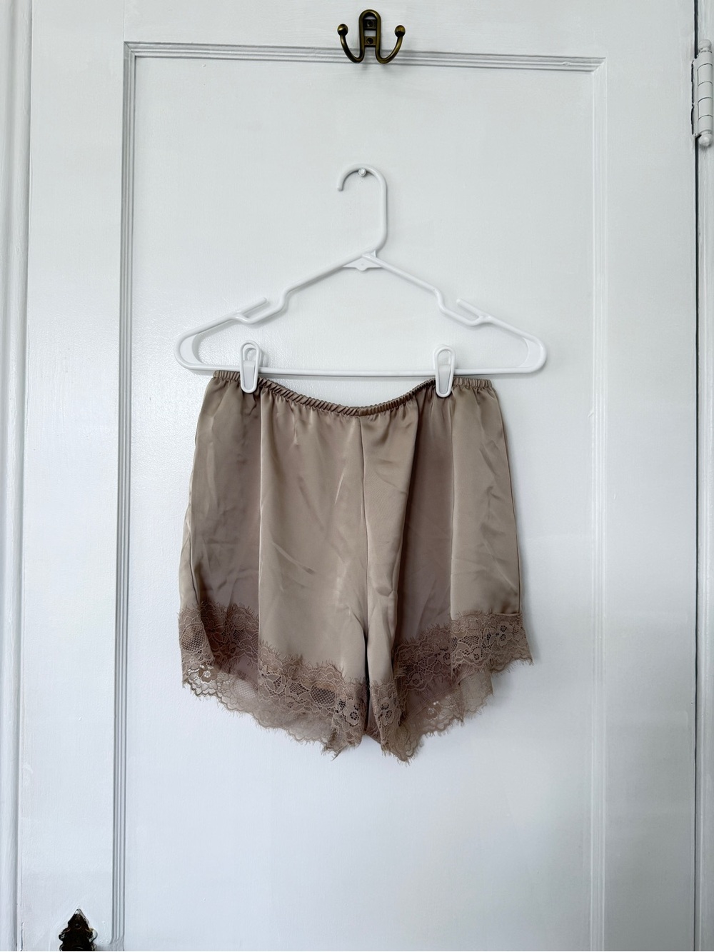 The Frankie Shop Cream Satin Lace-Trim Shorts - Picture 3 of 6